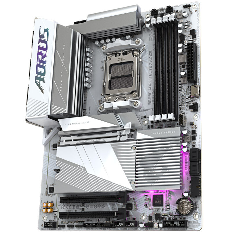 Nærbilde av Gigabyte B650E Aorus Elite X AX ICE hovedkortets minneplasser