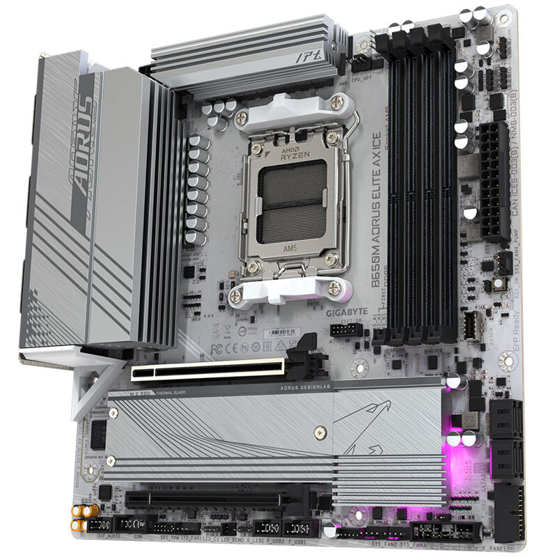 Nærbilde av tilkoblinger på Gigabyte B650M Aorus Elite AX ICE