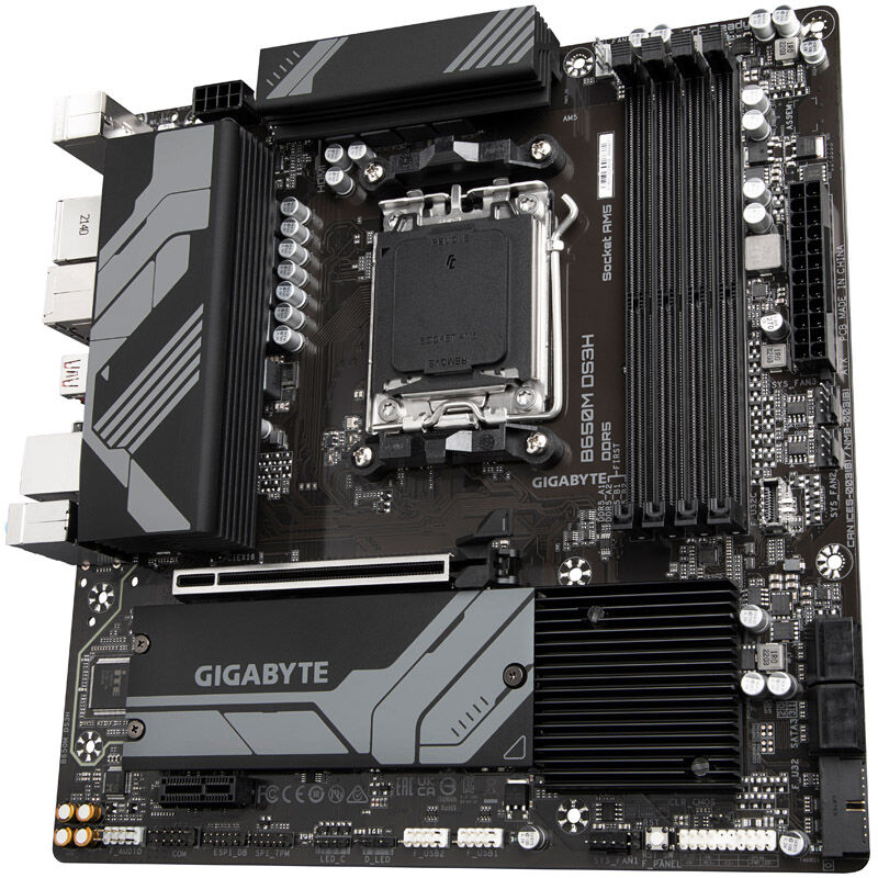 Nærbilde av Gigabyte B650M DS3H hovedkort PCIe slot