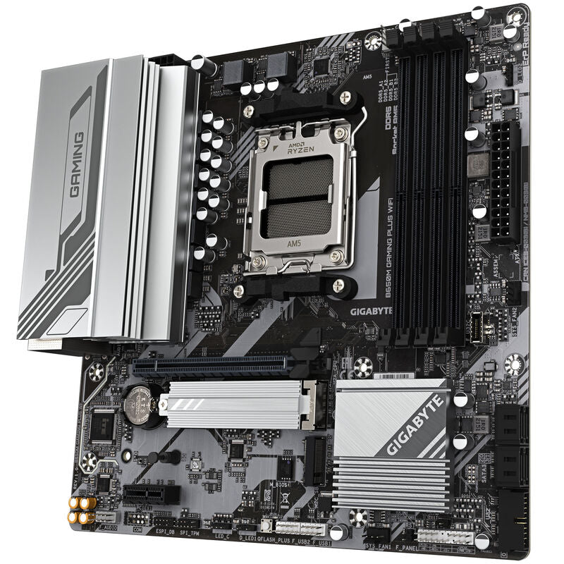 Nærbilde av RGB-belysning på Gigabyte B650M Gaming Plus WiFi hovedkort