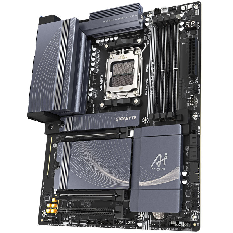 Detalj av Wi-Fi 7 antenne på Gigabyte B850 AI TOP