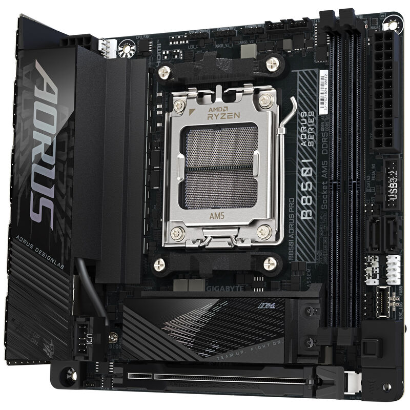 Nærbilde av tilkoblinger på Gigabyte B850I AORUS Pro