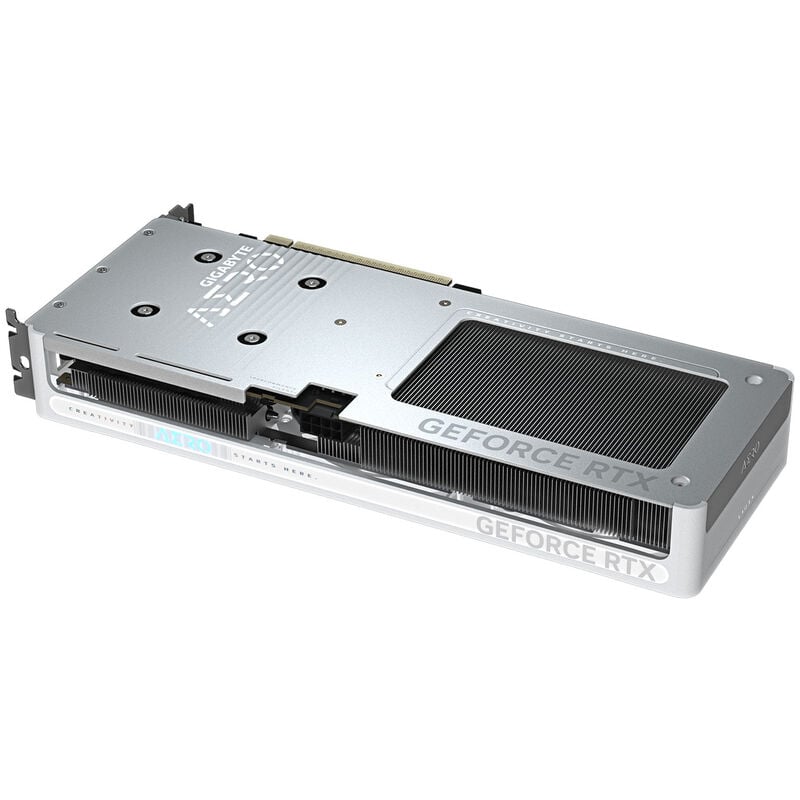 Nærbilde av PCIe strømkontakt på Gigabyte GeForce RTX 5060 Ti Aero OC grafikkort hvit