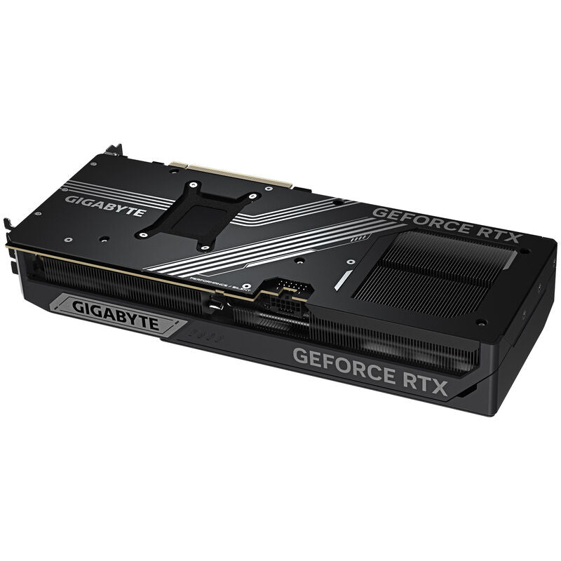 Nærbilde av kjøleløsning på Gigabyte GeForce RTX 5080 Windforce OC SFF grafikkort