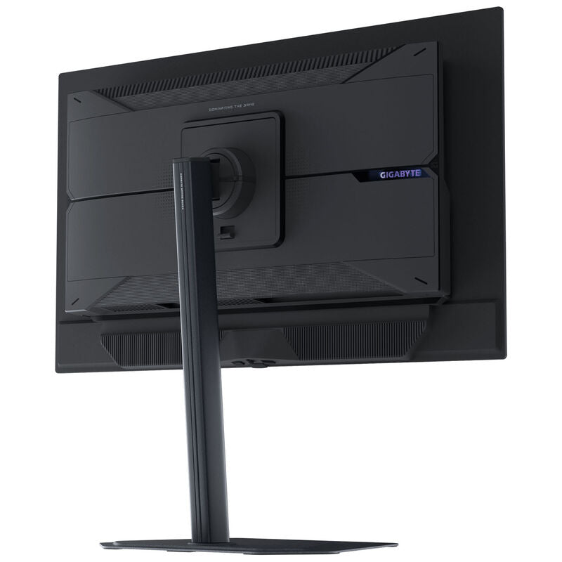 Gigabyte MO27Q3 gamingskjerm montert på skrivebord
