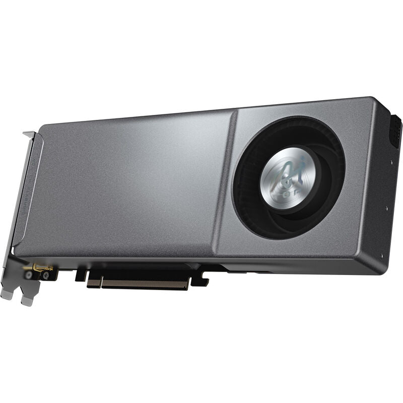Nærbilde av Gigabyte Radeon AI PRO R9700 AI TOP grafikkort kjøling