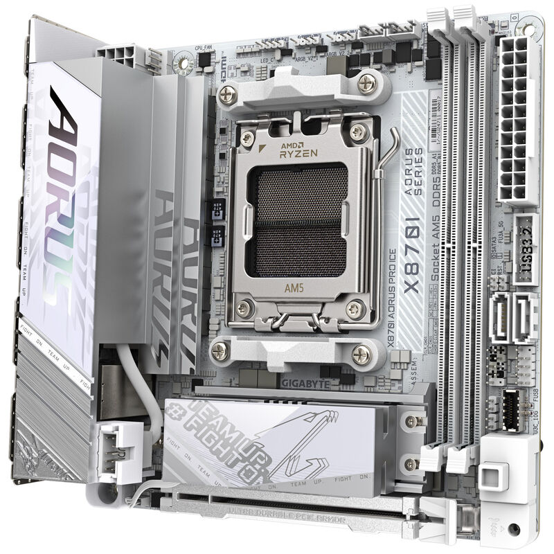 Nærbilde av Gigabyte X870I AORUS Pro ICE hovedkort spor