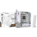 Gigabyte X870I AORUS Pro ICE hovedkort sett forfra