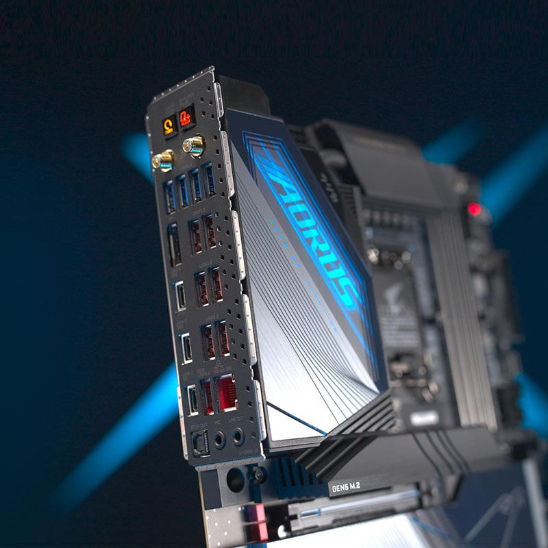 Nærbilde av Gigabyte Z790 Aorus Master X hovedkortets tilkoblinger