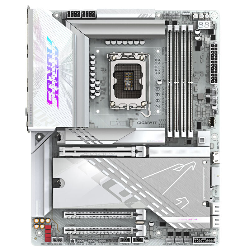 Detalj av Gigabyte Z890 AORUS Pro ICE hovedkortets PCIe-spor