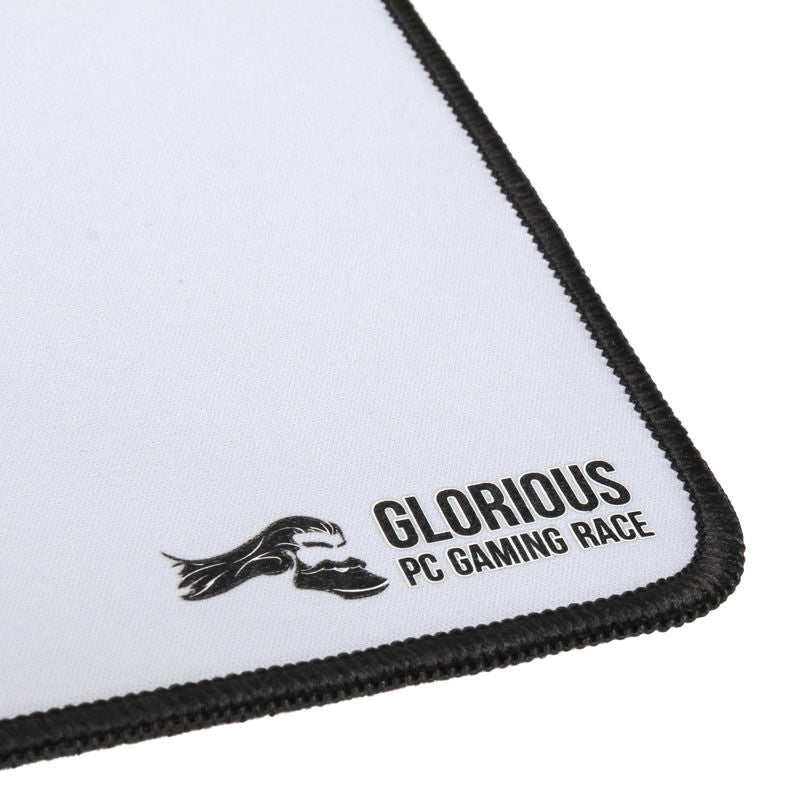Glorious Extended musematte hvit montert med tastatur og mus