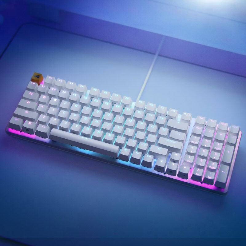 Nærbilde av Glorious GMMK 2 Full-Size gamingtastatur Fox Switches US hvit RGB-belysning