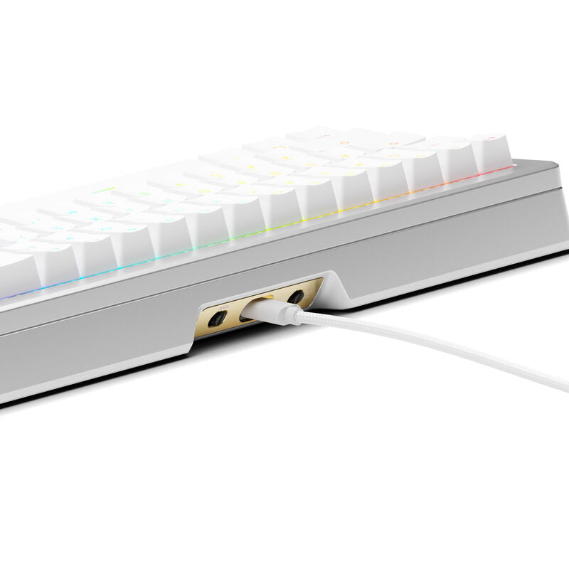 Montert Glorious GMMK 3 Pro HE 65 % gamingtastatur på skrivebord