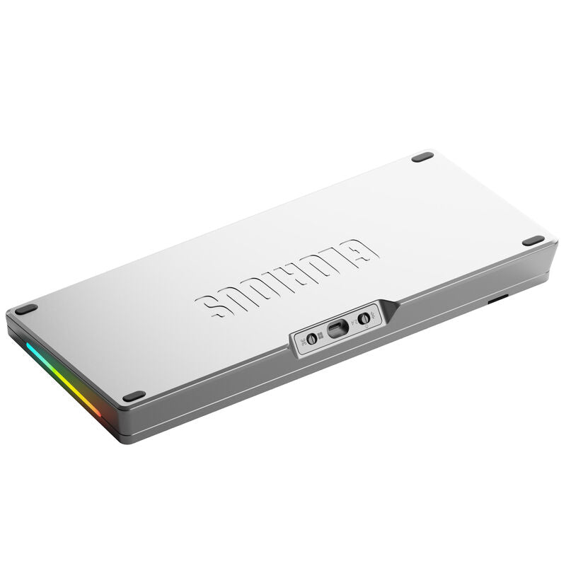 Nærbilde av taster på Glorious GMMK 3 Pro Wireless 75 % gamingtastatur Fox sølv