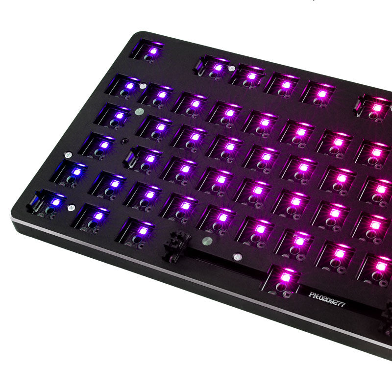 Sideprofil av Glorious GMMK Compact tastatur