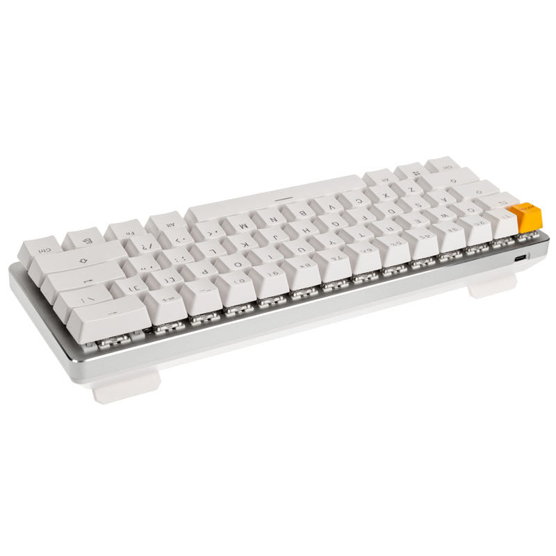 Montert Glorious GMMK Compact White Ice tastatur på skrivebord