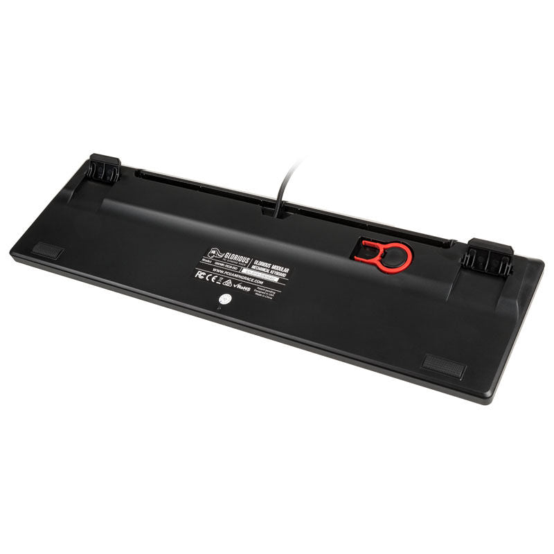 Montert Glorious GMMK tastatur på gamingbord