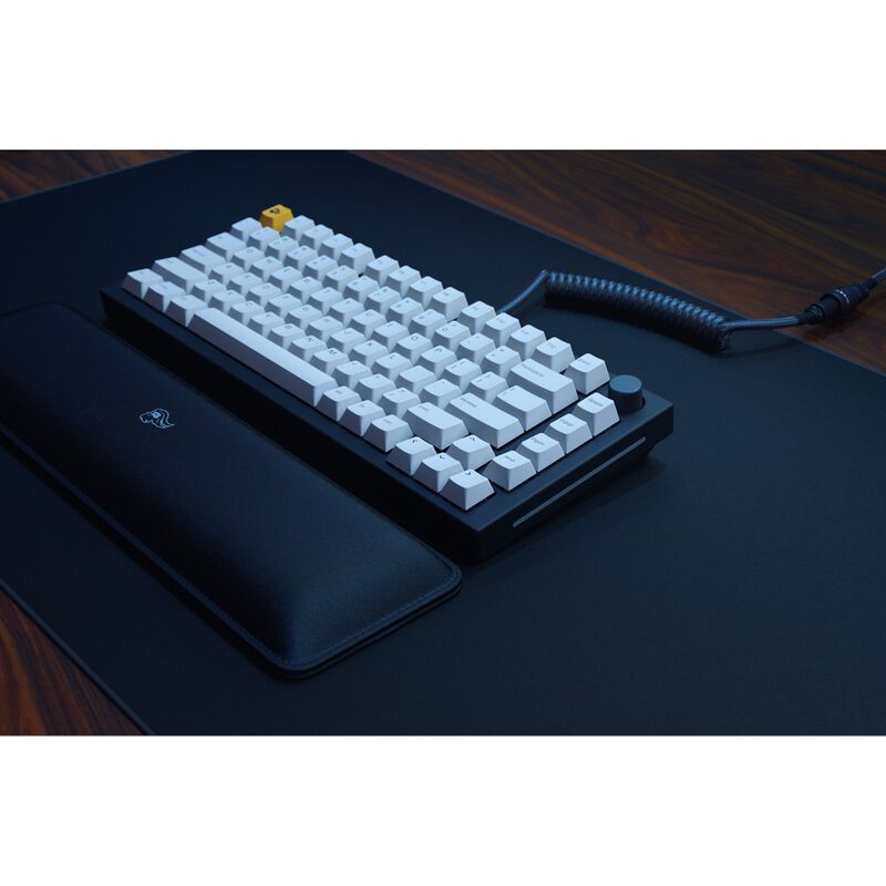 Glorious GMMK Pro Black Slate 75% mekanisk tastatur med håndleddstøtte montert