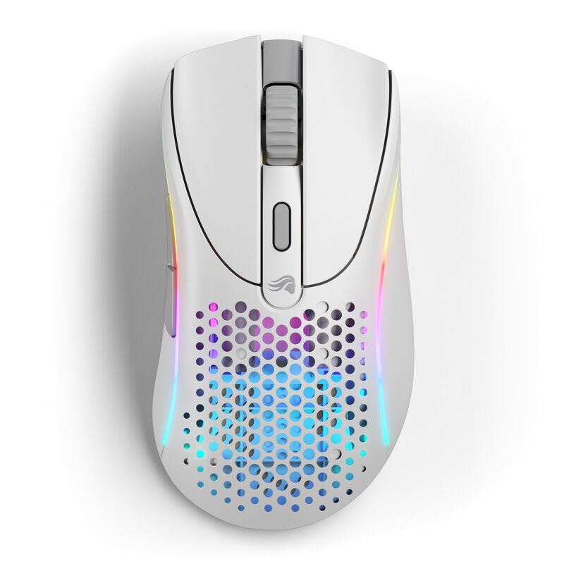 Glorious Model D 2 Wireless trådløs gamingmus hvit montert på skrivebord