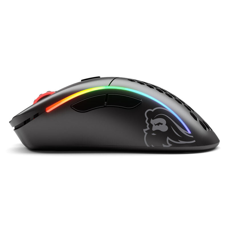 Glorious Model D Wireless trådløs gamingmus montert på gamingstasjon