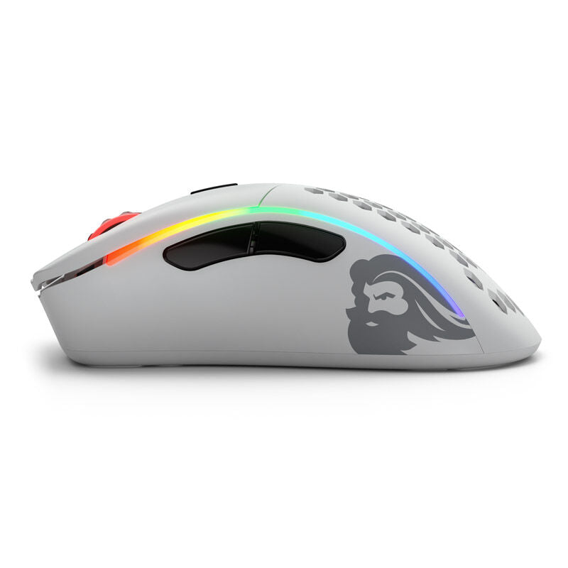 Glorious Model D- Wireless trådløs gamingmus hvit matt montert på musematte