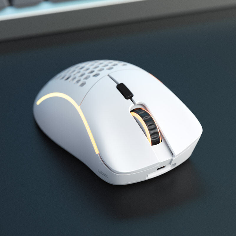 Glorious Model D- Wireless trådløs gamingmus hvit matt side med RGB-lys