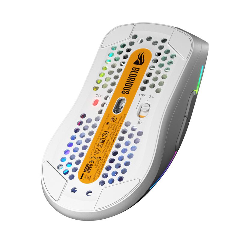 Montert Glorious Model O 2 Mini trådløs gamingmus RGB 26K DPI matt-hvit på musematte