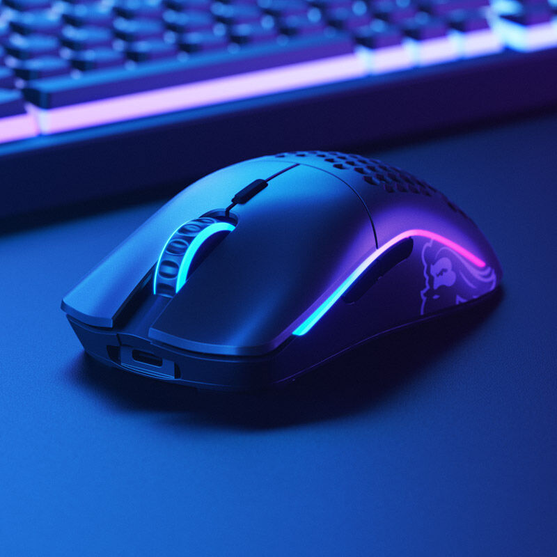 Sidebilde av Glorious Model O- Wireless trådløs gamingmus med synlige knapper