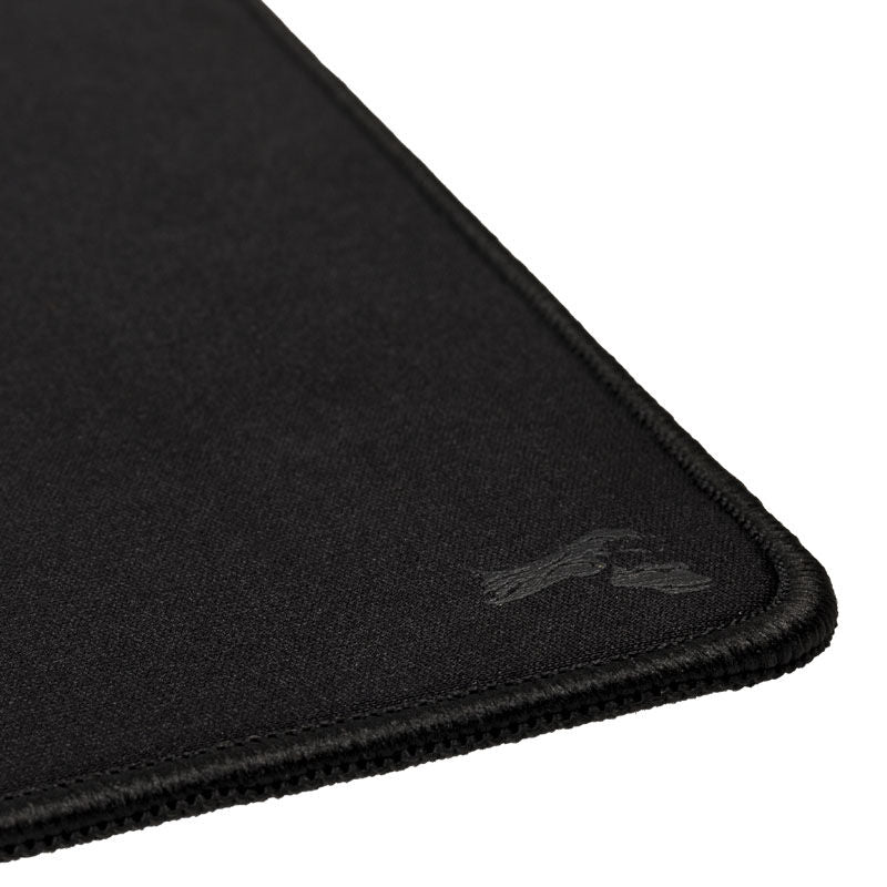 Detalj av omsydde kanter på Glorious Stealth XL Heavy musematte svart