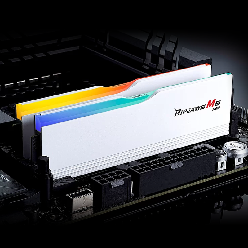 Nærbilde av RGB-belysning på G.Skill Ripjaws M5 RGB DDR5-5200 CL40 RAM 96 GB hvit