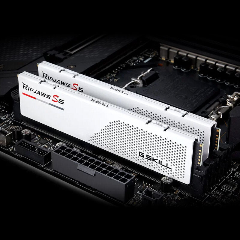 G.Skill Ripjaws S5 DDR5-5600 CL28 RAM 64 GB hvit montert i PC
