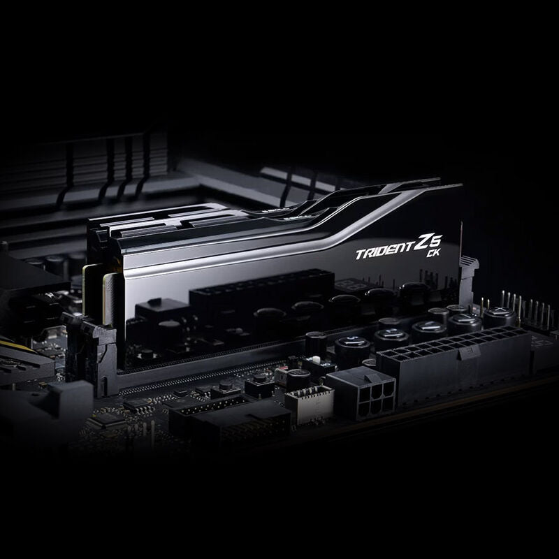 Nærbilde av aluminiumskjøler på G.Skill Trident Z5 CK DDR5-8800 CL42 CUDIMM RAM