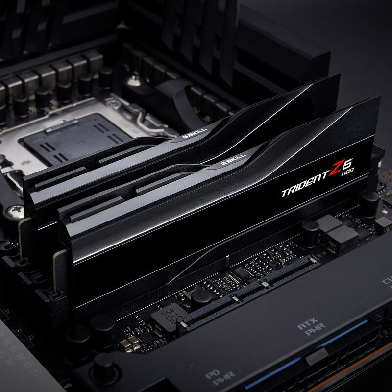 Nærbilde av aluminium heatspreader på G.Skill Trident Z5 Neo DDR5-5600 CL30 EXPO RAM 32 GB svart