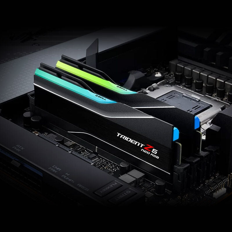 Detalj av RGB-belysning på G.Skill Trident Z5 Neo RGB DDR5-6400 CL32 RAM 48 GB EXPO svart