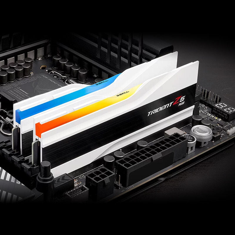 Nærbilde av aluminium heatspreader på G.Skill Trident Z5 RGB DDR5-6400 CL32 RAM 96 GB Dual-Kit hvit