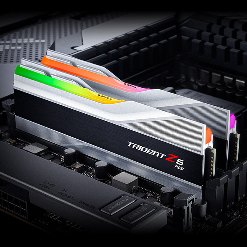G.Skill Trident Z5 RGB DDR5-7200 CL34 RAM 32 GB sølv installert i PC