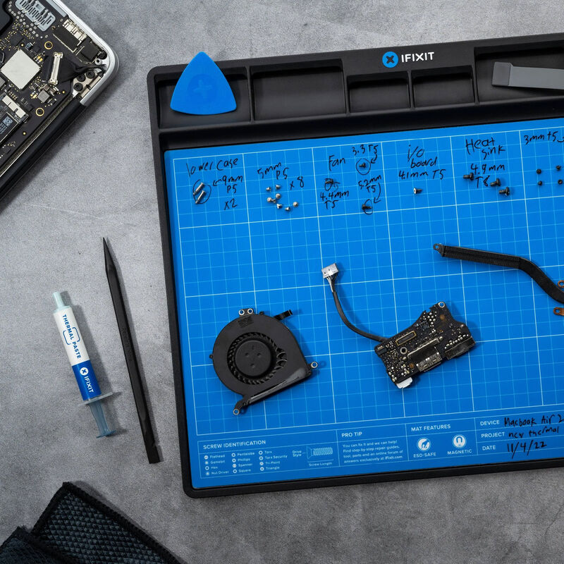 iFixit FixMat magnetisk prosjektmatte ESD-beskyttet blå detalj av magnetisk overflate