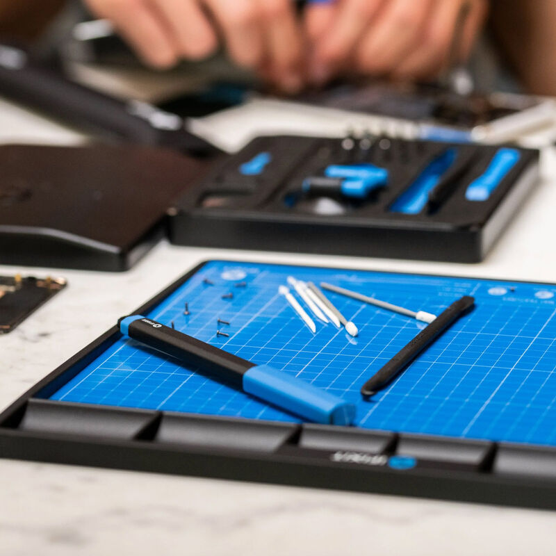 iFixit FixMat magnetisk prosjektmatte ESD-beskyttet blå montert med skruer