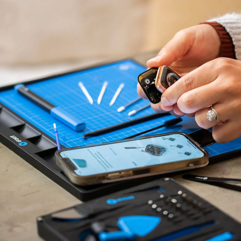 iFixit FixMat magnetisk prosjektmatte ESD-beskyttet blå nærbilde av viskelærbart stift