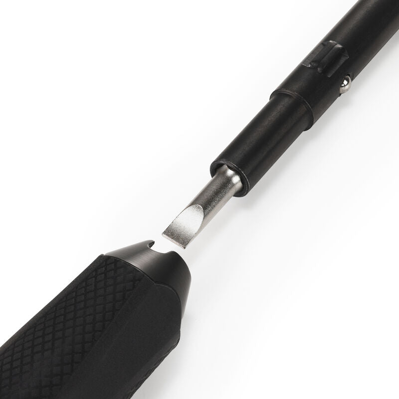 montert iFixit Narwhal 6-in-1 skrutrekker med låsbar dreiekappe svart i bruk