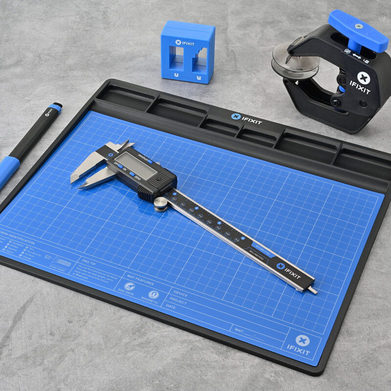 Nærbilde av åpneverktøy i iFixit Repair Business Toolkit reparasjonssett for mobil og nettbrett
