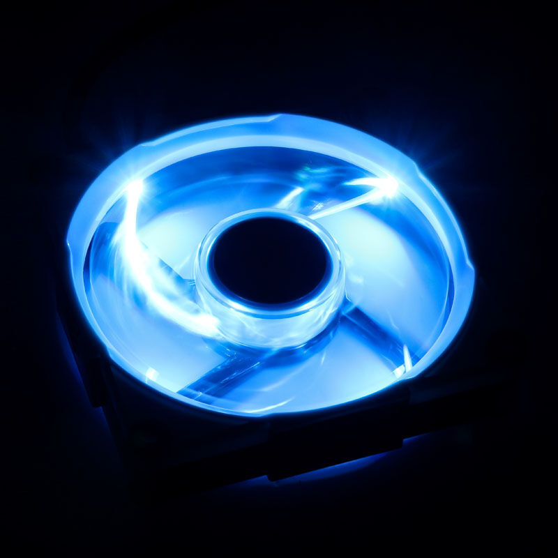 Nærbilde av rotorbladene på IN WIN Aurora RGB vifte 120 mm 3-pakning svart/hvit
