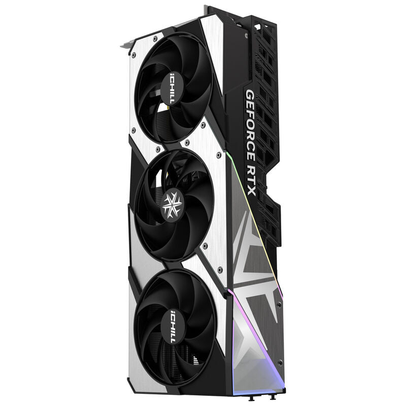 Oversikt av INNO3D GeForce RTX 5070 Ti iChill X3 i PC-kabinett