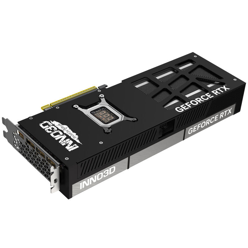 Nærbilde av INNO3D GeForce RTX 5080 X3 OC grafikkort kjølesystem