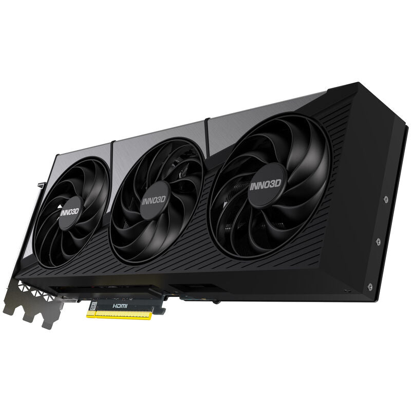 INNO3D GeForce RTX 5090 X3 OC grafikkort under installasjon