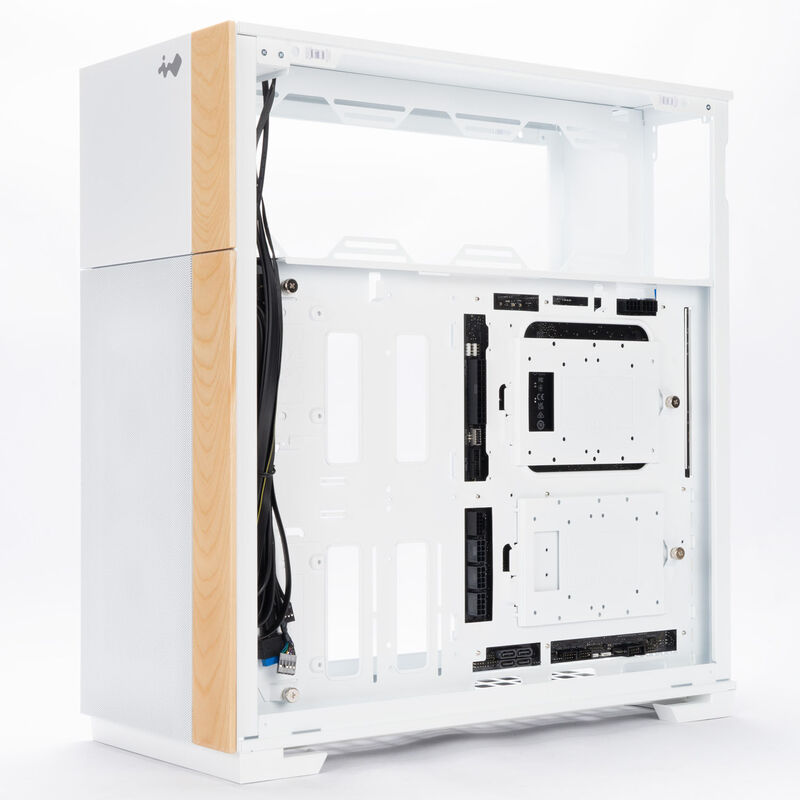 InWin F5 kabinett fulltårn E-ATX hvit montert med komponenter