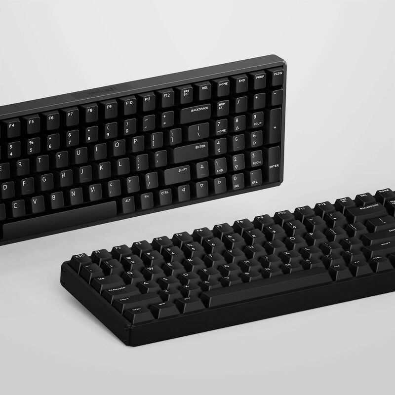 IQUNIX F97 Dark Side trådløs mekanisk gamingtastatur montert på skrivebord