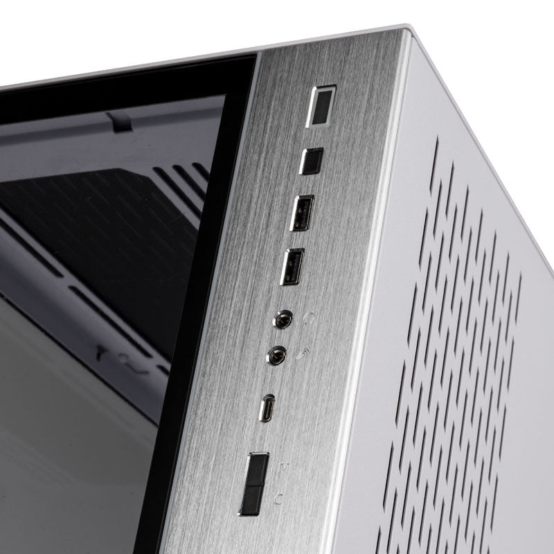 Nærbilde av frontpanel med USB-porter på Lian Li O11 Dynamic XL ROG Certified