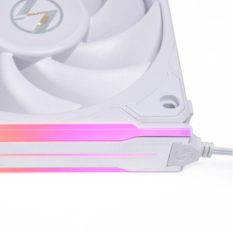 Lian Li UNI FAN P28 vifte 3-pakk 120 mm hvit ARGB RGB-effekter i mørkt miljø