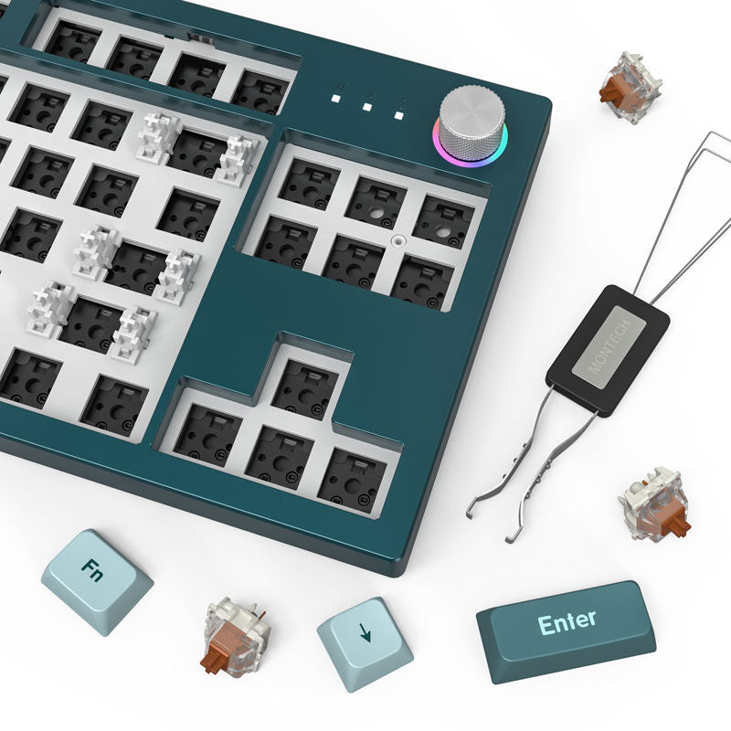Montech MKey TKL Freedom gamingtastatur montert på skrivebord